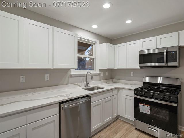 904 E Otis Avenue, Hazel Park, MI 48030