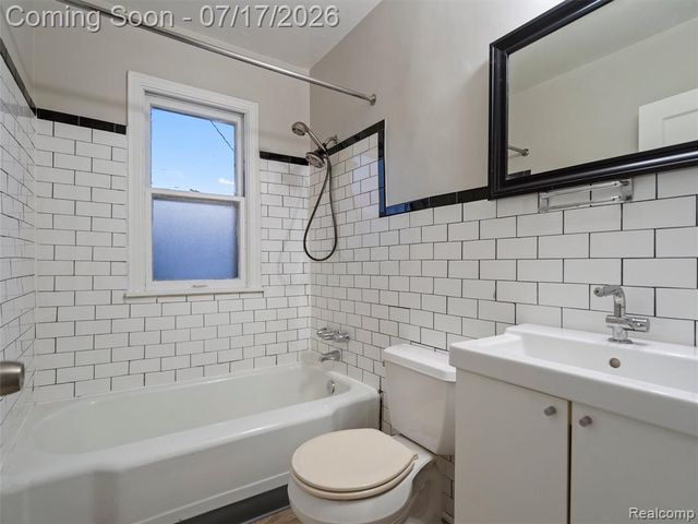 904 E Otis Avenue, Hazel Park, MI 48030