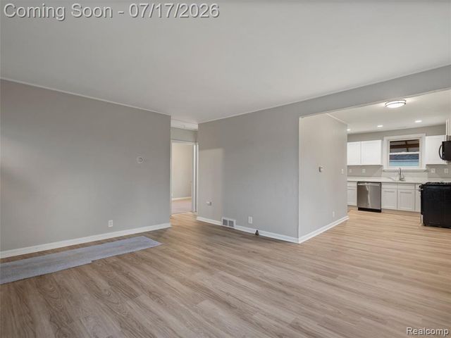 904 E Otis Avenue, Hazel Park, MI 48030