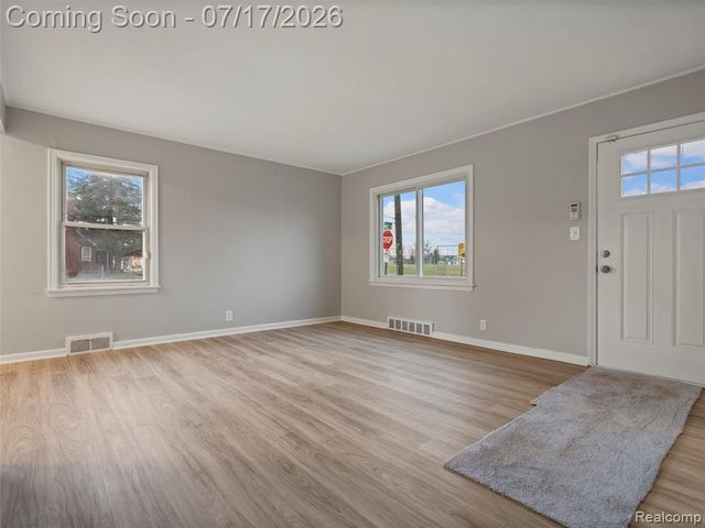 904 E Otis Avenue, Hazel Park, MI 48030