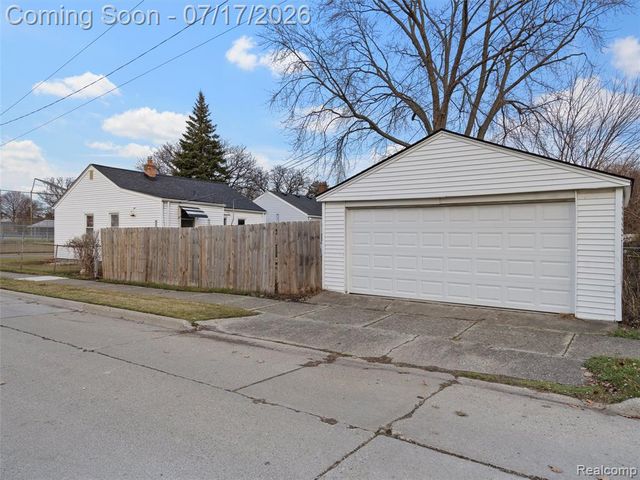 904 E Otis Avenue, Hazel Park, MI 48030