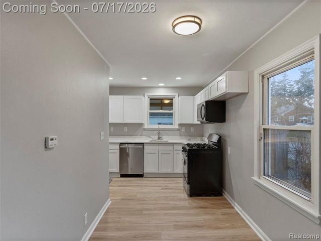 904 E Otis Avenue, Hazel Park, MI 48030