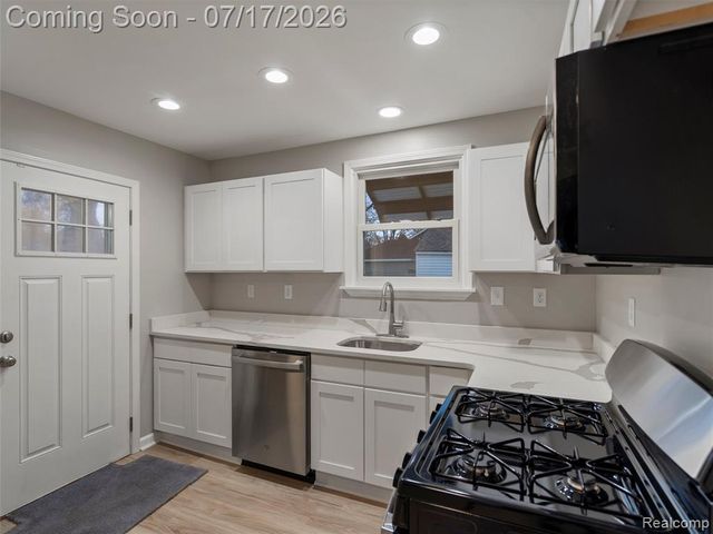 904 E Otis Avenue, Hazel Park, MI 48030