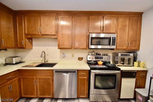 10 Amherst Ct, Hamburg Boro, NJ 07419