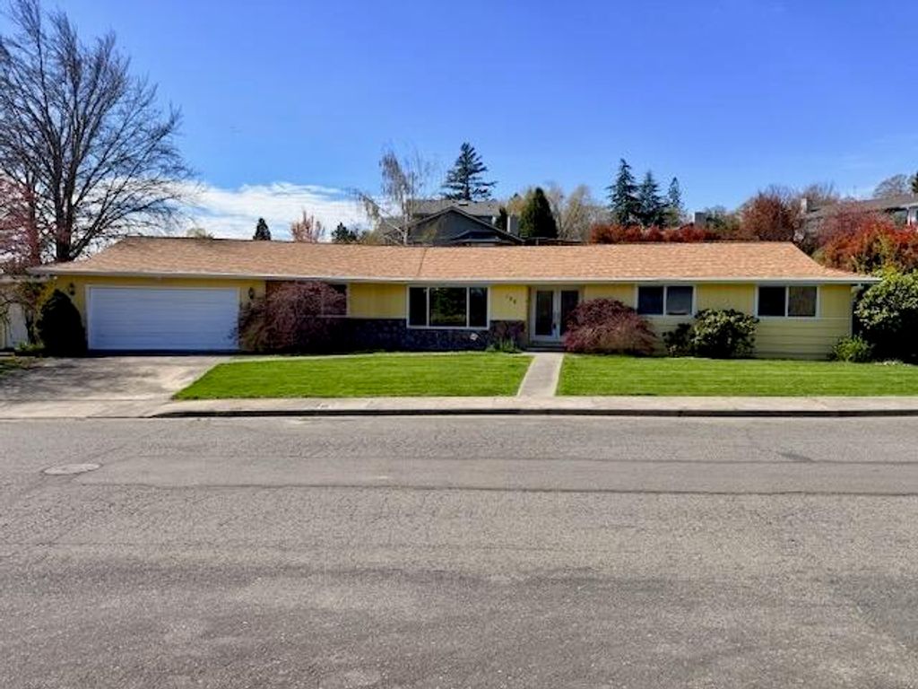 108 NW Sunhill Drive, Grants Pass, OR 97526