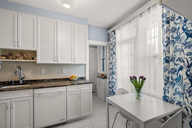 325 Tappan St. 6, Brookline, MA 02445