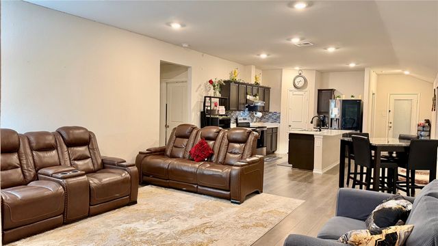 1085 Old Oaks Drive, Forney, TX 75126