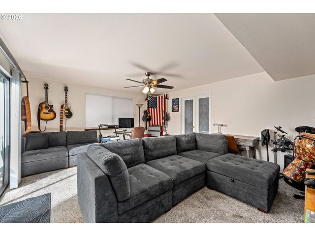 1093 Ne HILLCREST Dr, Grants Pass, OR 97526