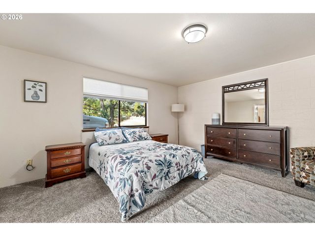 1093 Ne HILLCREST Dr, Grants Pass, OR 97526