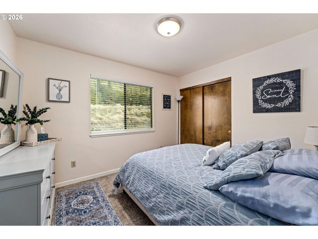 1093 Ne HILLCREST Dr, Grants Pass, OR 97526