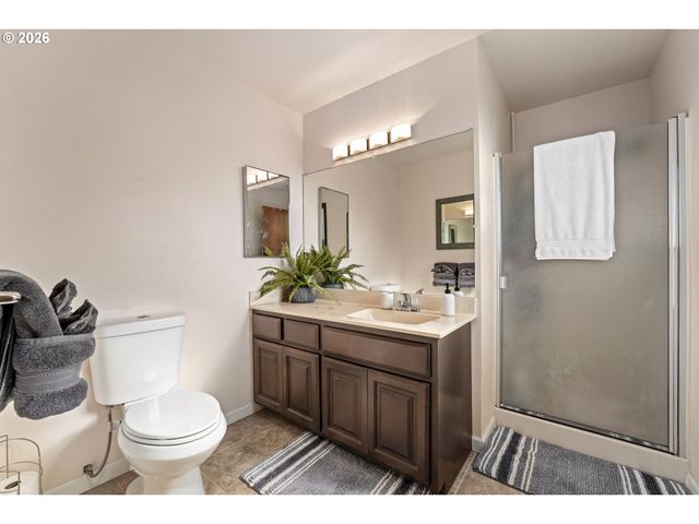 1093 Ne HILLCREST Dr, Grants Pass, OR 97526