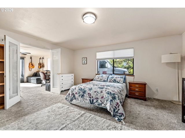 1093 Ne HILLCREST Dr, Grants Pass, OR 97526