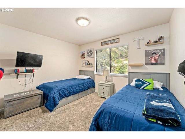 1093 Ne HILLCREST Dr, Grants Pass, OR 97526