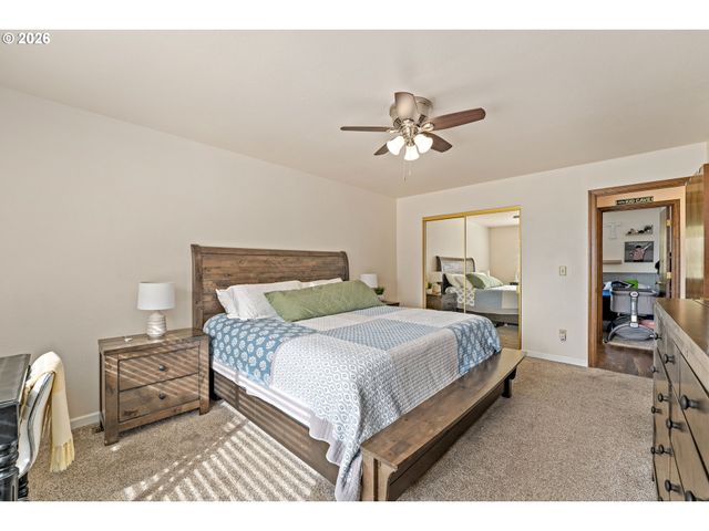 1093 Ne HILLCREST Dr, Grants Pass, OR 97526