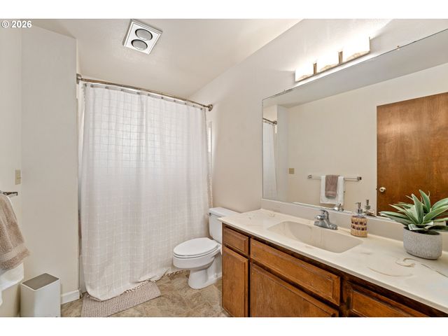 1093 Ne HILLCREST Dr, Grants Pass, OR 97526