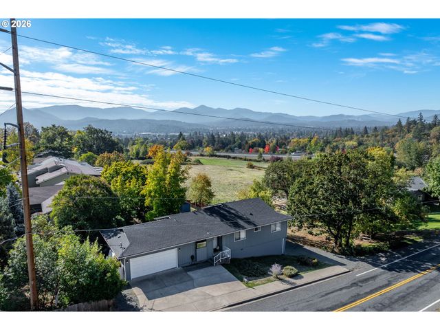 1093 Ne HILLCREST Dr, Grants Pass, OR 97526