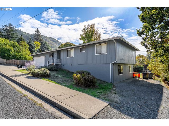 1093 Ne HILLCREST Dr, Grants Pass, OR 97526