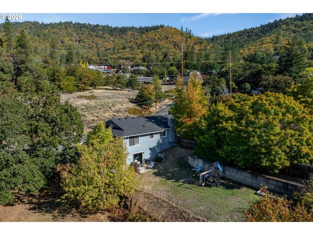 1093 Ne HILLCREST Dr, Grants Pass, OR 97526