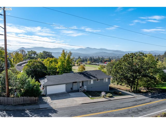 1093 Ne HILLCREST Dr, Grants Pass, OR 97526