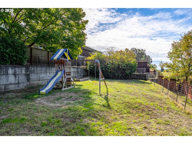 1093 Ne HILLCREST Dr, Grants Pass, OR 97526