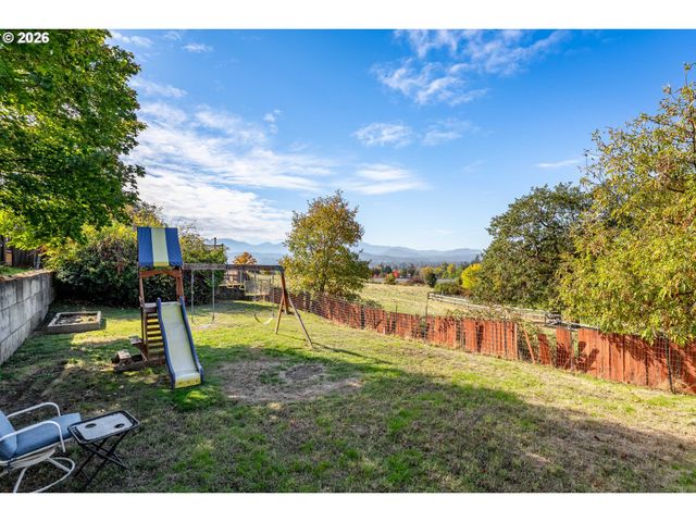 1093 Ne HILLCREST Dr, Grants Pass, OR 97526