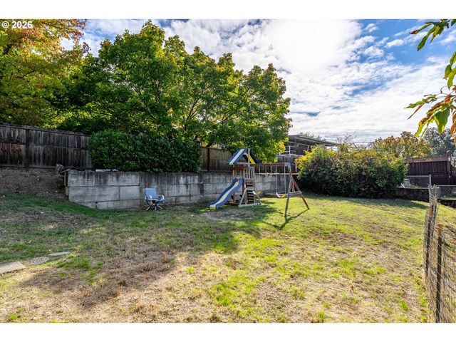 1093 Ne HILLCREST Dr, Grants Pass, OR 97526