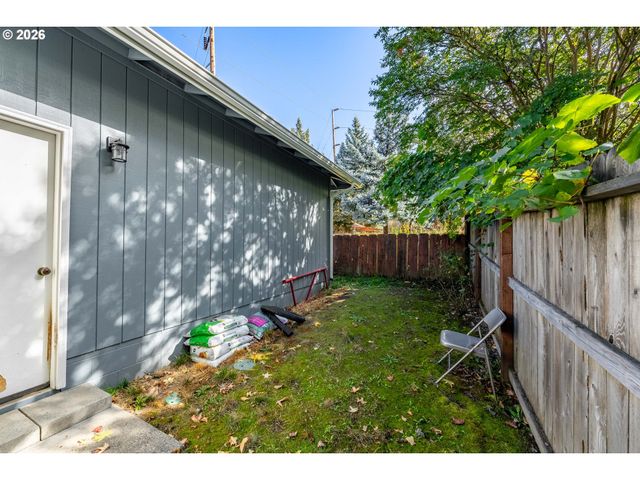 1093 Ne HILLCREST Dr, Grants Pass, OR 97526