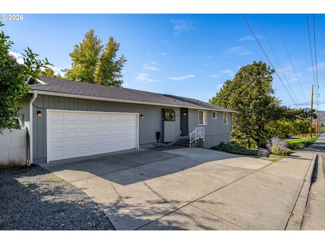 1093 Ne HILLCREST Dr, Grants Pass, OR 97526