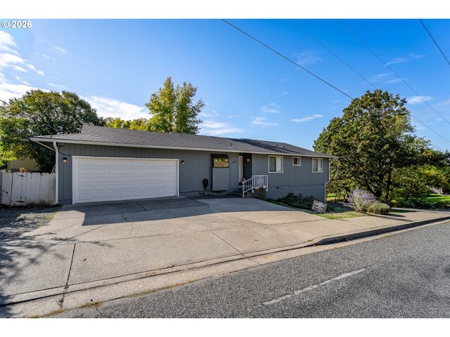 1093 Ne HILLCREST Dr, Grants Pass, OR 97526