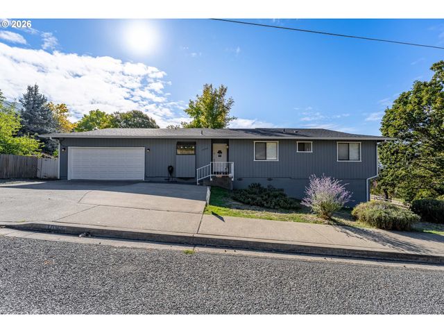 1093 Ne HILLCREST Dr, Grants Pass, OR 97526