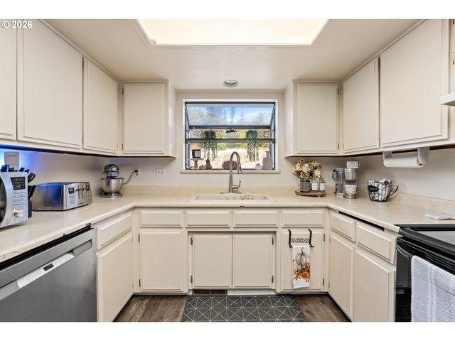 1093 Ne HILLCREST Dr, Grants Pass, OR 97526