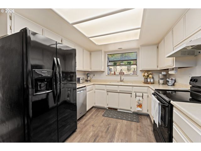 1093 Ne HILLCREST Dr, Grants Pass, OR 97526