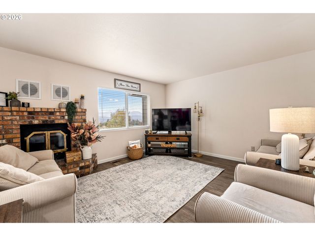 1093 Ne HILLCREST Dr, Grants Pass, OR 97526