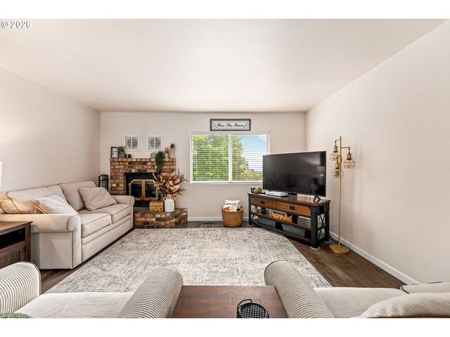 1093 Ne HILLCREST Dr, Grants Pass, OR 97526