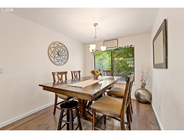 1093 Ne HILLCREST Dr, Grants Pass, OR 97526