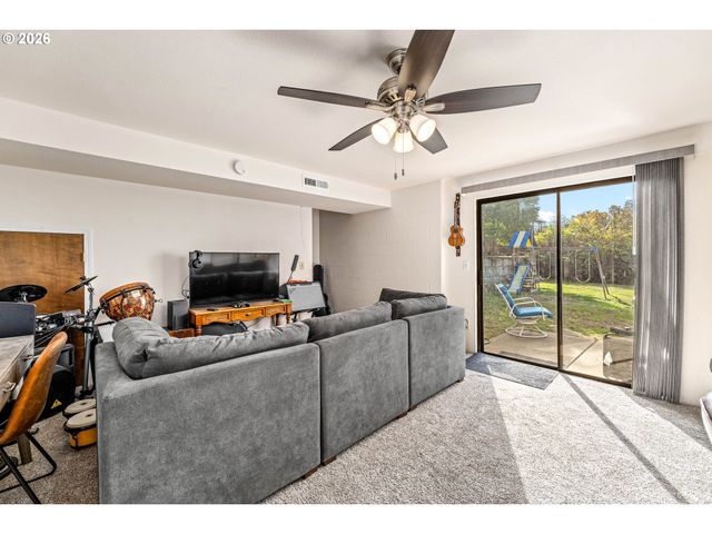 1093 Ne HILLCREST Dr, Grants Pass, OR 97526