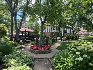 880 Johnstown Lane B, Wheaton, IL 60189