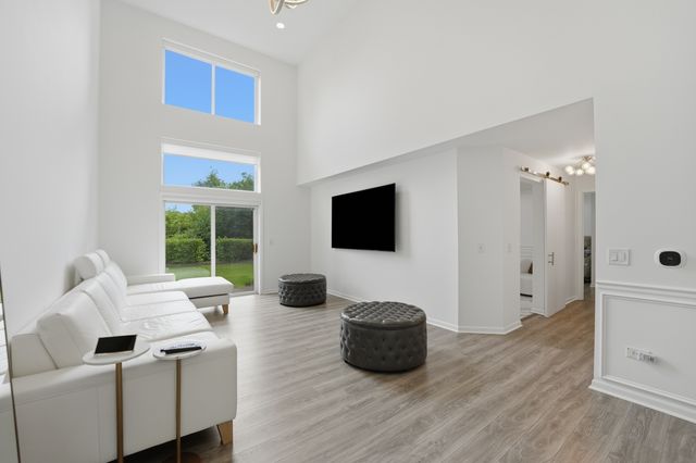 1117 Hawthorne Lane 1117, Elk Grove Village, IL 60007