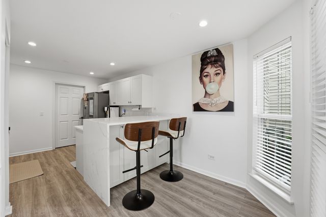 1117 Hawthorne Lane 1117, Elk Grove Village, IL 60007