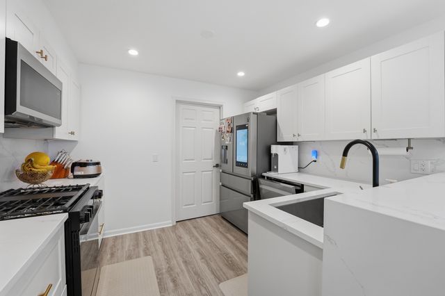 1117 Hawthorne Lane 1117, Elk Grove Village, IL 60007
