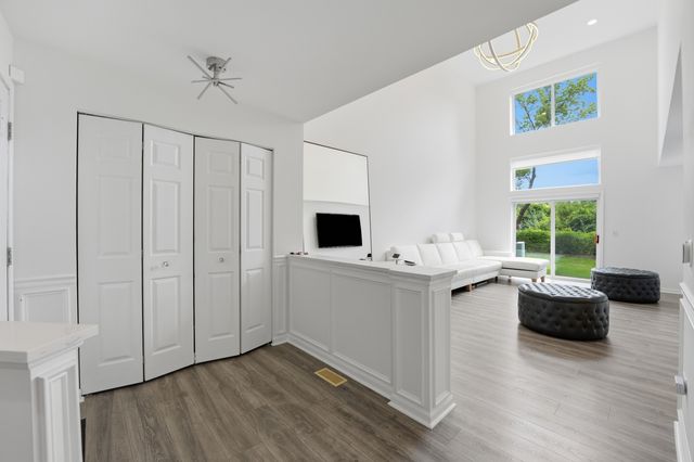 1117 Hawthorne Lane 1117, Elk Grove Village, IL 60007