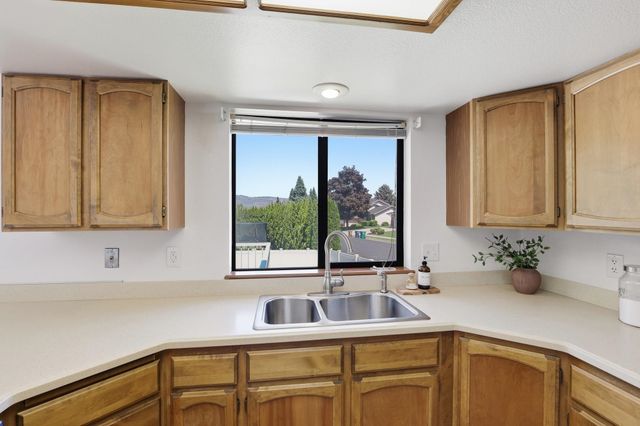 5304 W RUSSETT Dr, Spokane, WA 99208