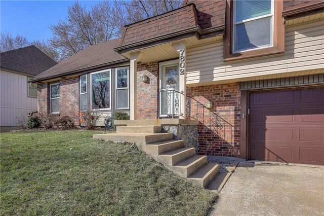 7802 WESTGATE Drive, Lenexa, KS 66216