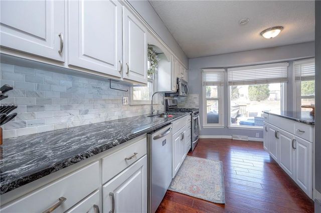 7802 WESTGATE Drive, Lenexa, KS 66216