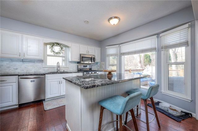 7802 WESTGATE Drive, Lenexa, KS 66216