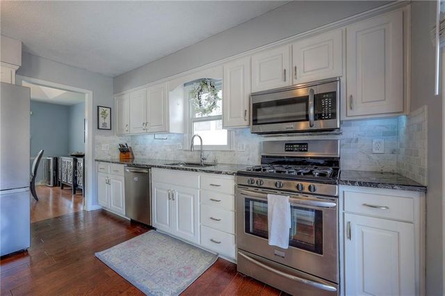 7802 WESTGATE Drive, Lenexa, KS 66216