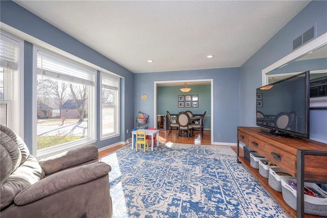 7802 WESTGATE Drive, Lenexa, KS 66216