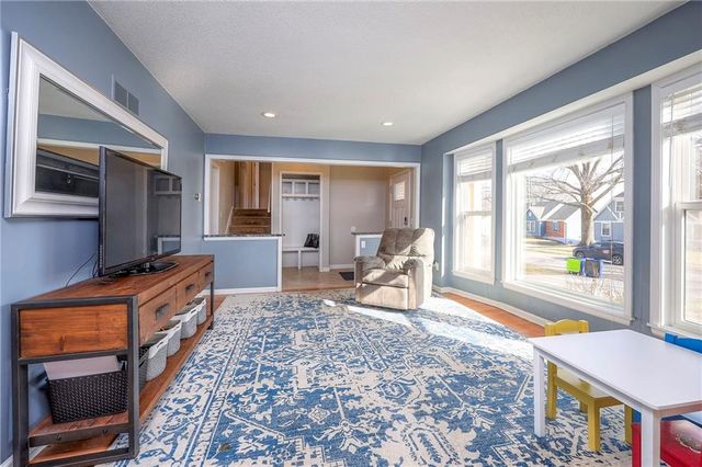 7802 WESTGATE Drive, Lenexa, KS 66216