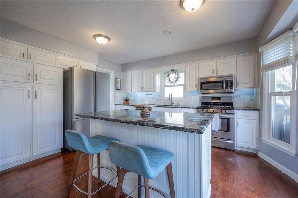 7802 WESTGATE Drive, Lenexa, KS 66216