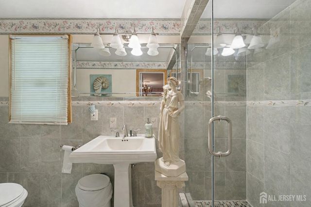 8 Monaghan Road, Edison, NJ 08817